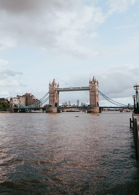 Foto puente de la torre sobre el río támesis