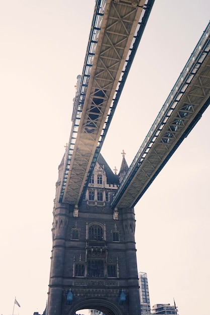 Puente de la torre vista de ángulo bajo del puente contra un cielo despejado