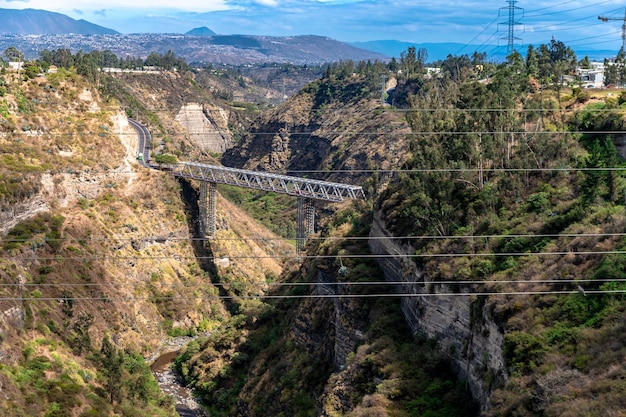 Puente de tráfico en paisaje de montaña