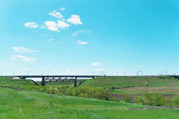 Puente para transporte ferroviario en naturaleza verde. hermoso paisaje de verano