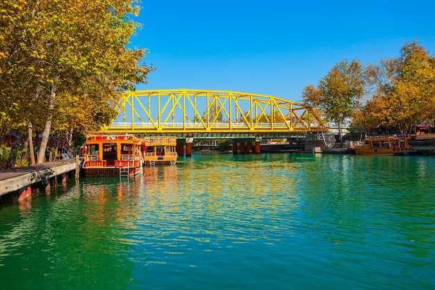 Puente a través del río Manavgat Turquía