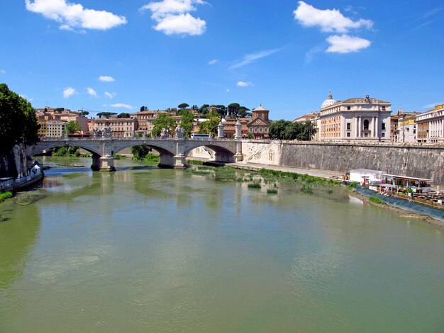 El puente a través del Tíber Roma Italia