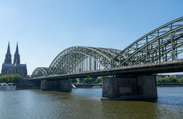 Foto puente de tren hohenzollernbruck sobre el rin en el centro de la ciudad de colonia