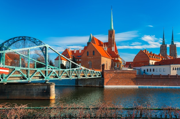 Puente de Tumski y la isla con la Catedral de San Juan y la iglesia de la Santa Cruz y San Bartolomé en la mañana en Wroclaw