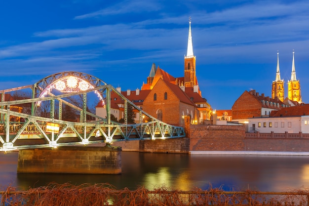 Puente Tumski en la noche en Wroclaw, Polonia