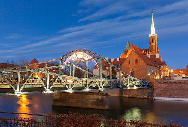 Puente Tumski en la noche en Wroclaw, Polonia