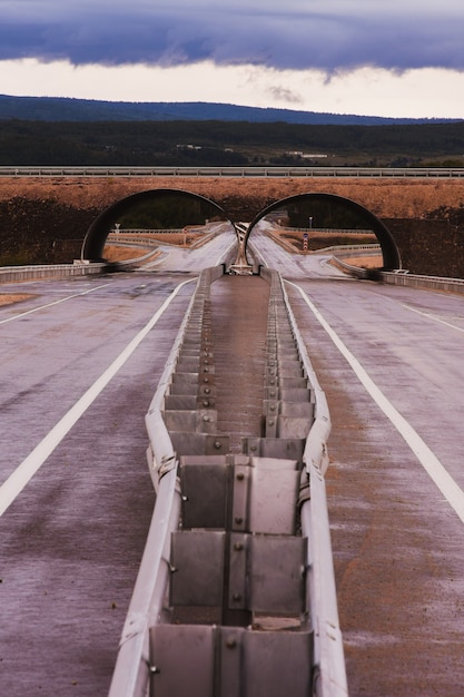 Puente túnel-arco en el cruce de carreteras