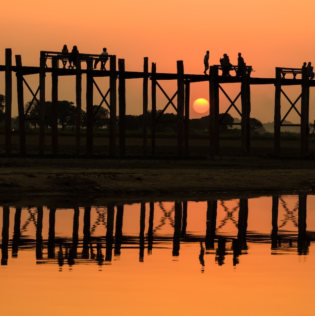 Puente U Bein al atardecer en Amarapura, Myanmar