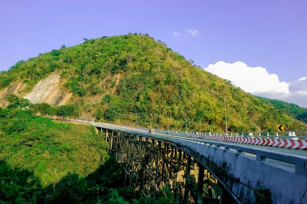 Puente de varilla de hormigón con soporte de base de madera