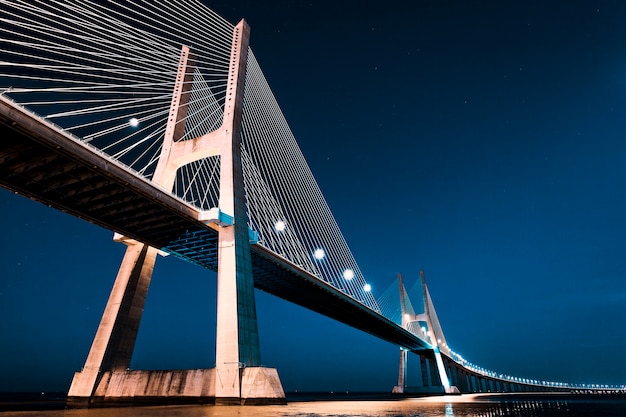 Puente Vasco da Gama en Lisboa por la noche, Portugal