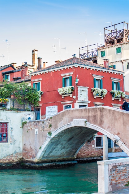 Puente veneciano y casas. Lagunas de venecia