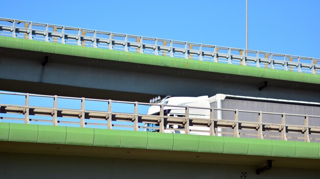 un puente verde con un borde verde y un borde verde.