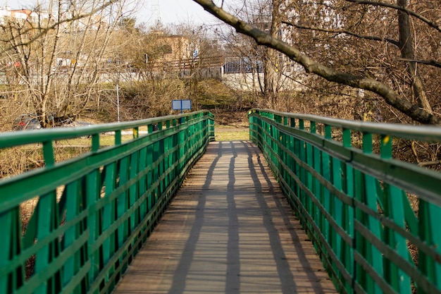 Un puente verde con un cartel que dice "puente"