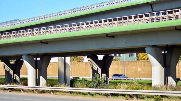 un puente verde con un techo verde y un coche sobre él