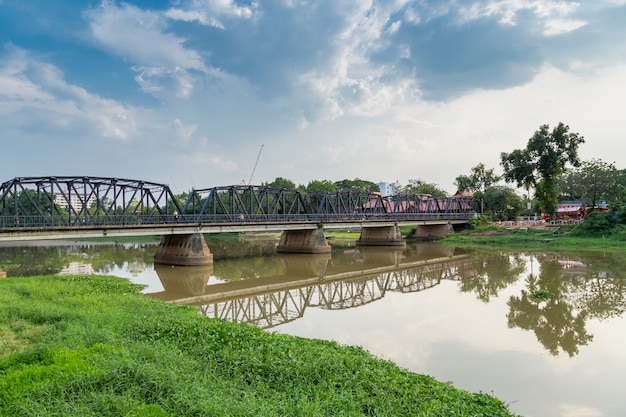 Puente viejo en Chiang Mai, Tailandia.