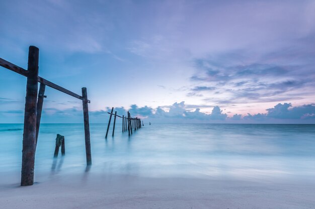 Puente viejo en la playa de Pilai, distrito de Takua Thung, Phang Nga, Tailandia.