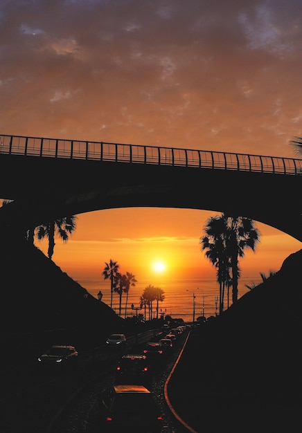 Puente de Villena con tráfico y vista parcial de la ciudad en el fondo puesta de sol Lima Perú