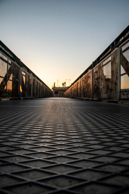 Un puente con vistas al atardecer de fondo