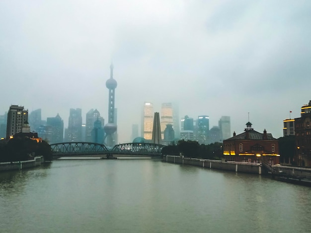 Puente Waibaidu, Puente Jardín en Shanghái China. paisaje urbano en tono cinematográfico IG