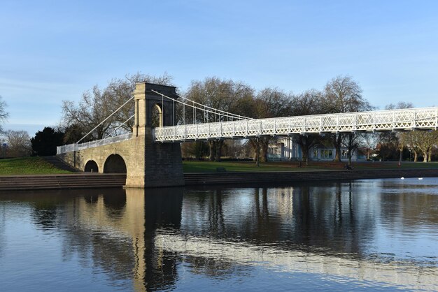 El puente en West Bridgford Nottingham Inglaterra el río Trent en West Bridgford en Nottingham