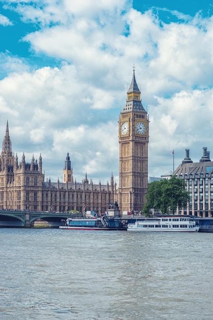 Puente de Westminster de Londres con Big Ben y autobús rojo