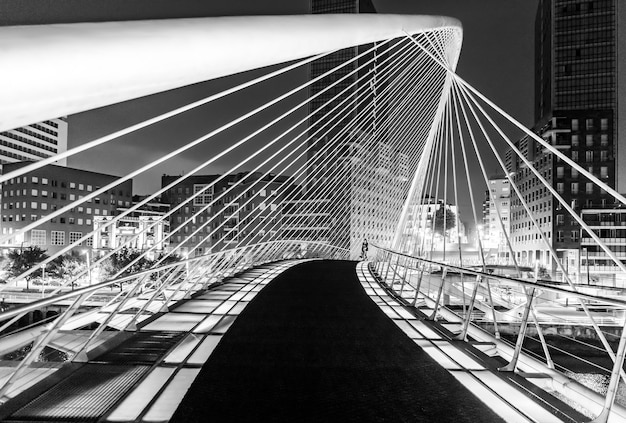 Puente Zubizuri en Bilbao, País Vasco, España. En monocromo en blanco y negro. España.