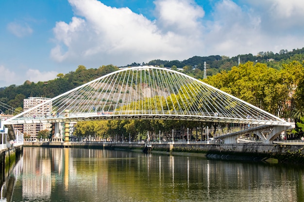 Puente Zubizuri, septiembre de 2019 en Bilbao.