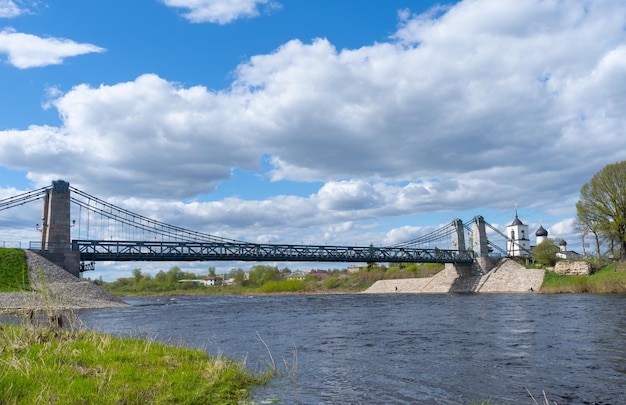 Foto puentes de cadena únicos sobre el puente colgante del río velikaya sobre el río velikaya en la ciudad