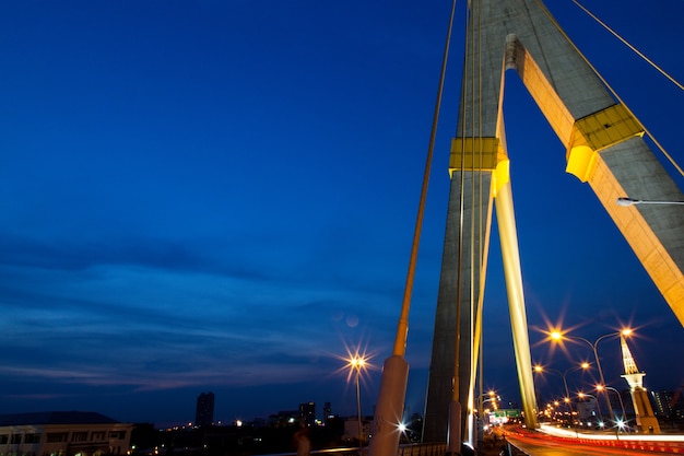 Puentes y caminos en la noche.