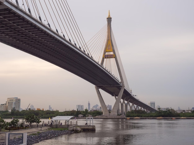 Puentes circulares industriales conocidos como puentes Bhumibhol sobre el río Chaophraya en el crepúsculo