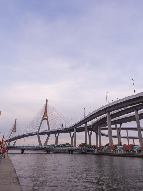 Puentes circulares industriales conocidos como puentes Bhumibhol sobre el río Chaophraya en el crepúsculo