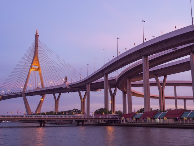 Puentes circulares industriales conocidos como puentes Bhumibhol sobre el río Chaophraya en el crepúsculo