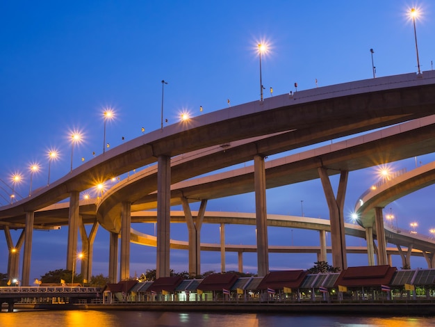 Puentes circulares industriales conocidos como puentes Bhumibhol sobre el río Chaophraya en el crepúsculo