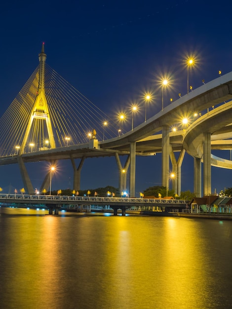 Puentes circulares industriales conocidos como puentes Bhumibhol sobre el río Chaophraya en el crepúsculo