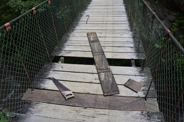 Puentes colgantes que conducen al mirador de la cascada Pailón del Diablo cerca de Baños