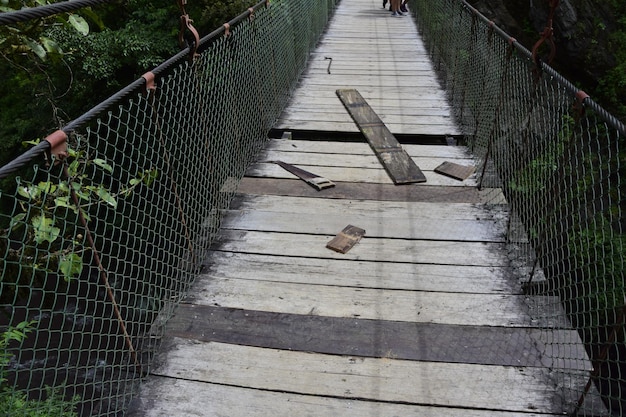 Puentes colgantes que conducen al mirador de la cascada Pailón del Diablo cerca de Baños