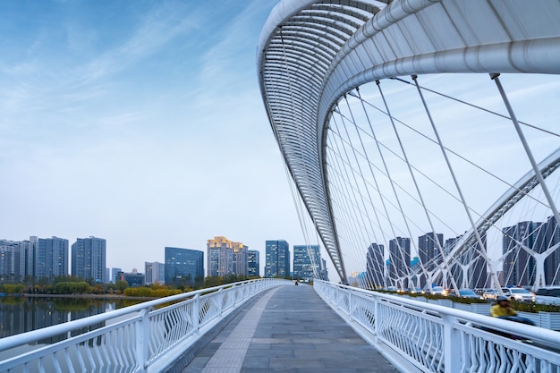 Puentes y horizonte urbano en Taiyuan Shanxi China