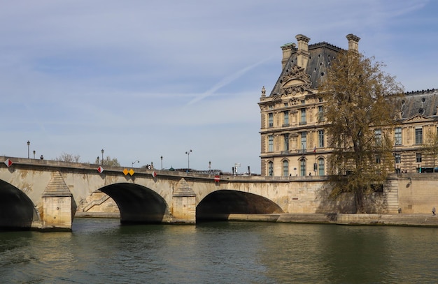 Uno de los puentes más antiguos Pont Royal a través del río Sena y edificios históricos de París Francia