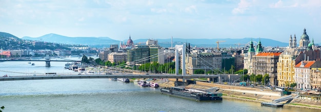 Puentes y Parlamento de Budapest en día de verano