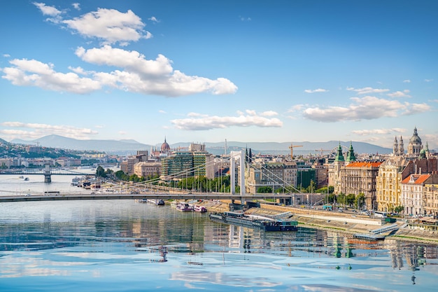 Puentes y Parlamento de Budapest en día de verano