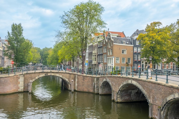 Puentes de piedra en los canales de Amsterdam