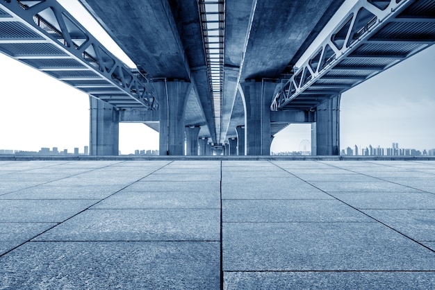 Puentes y ríos modernos.