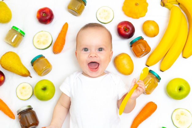 Püree für Babynahrung mit Gemüse und Früchten Selektive Fokusernährung Die erste Beikost des Kindes