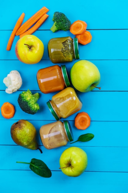 Püree für Kinder mit Obst und Gemüse. Selektiver Fokus.Essen