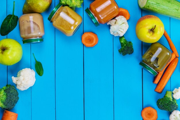 Püree für Kinder mit Obst und Gemüse. Selektiver Fokus.Essen