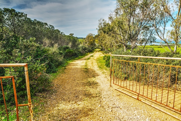 Puerta abierta en el campo Cerdeña