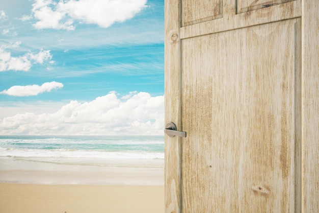 Puerta abierta con vista al mar