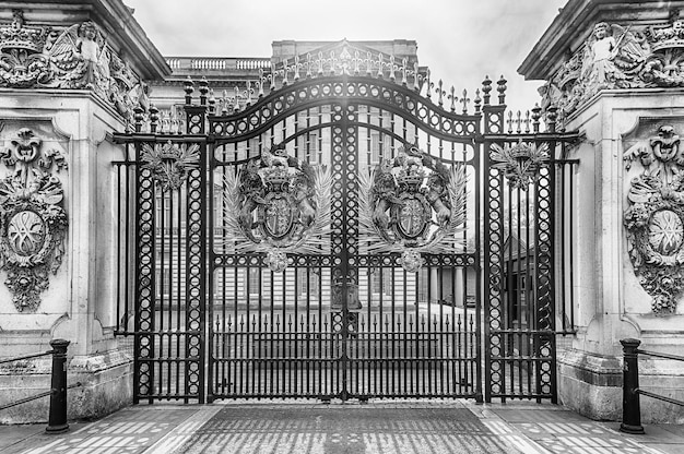 Foto puerta con adornos dorados en el palacio de buckingham londres england reino unido