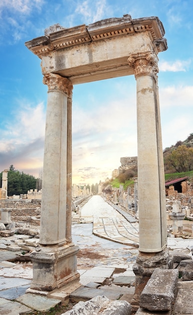 Puerta de Adriano en la Biblioteca de Celso en una tarde. Éfeso, Turquía. Patrimonio cultural de la UNESCO