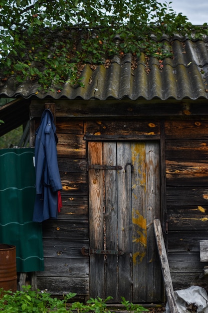 Puerta al baño en el pueblo.